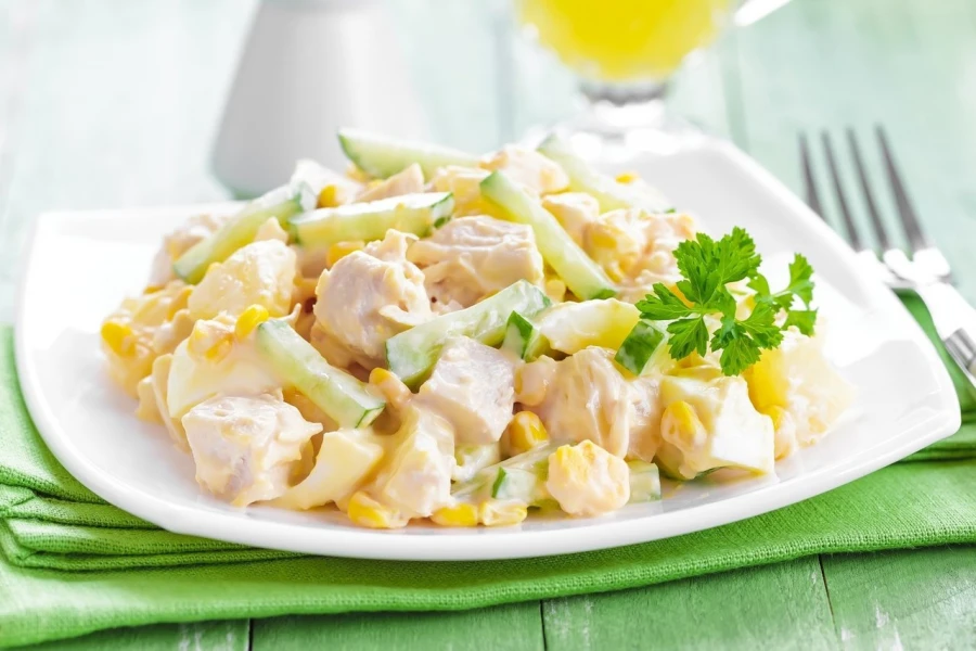 Салат с курицей и ананасом