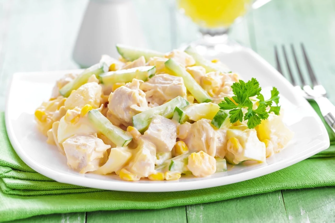 Салат с курицей и ананасом