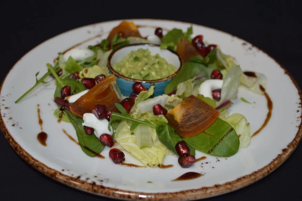 Салат с гранатом и хурмой