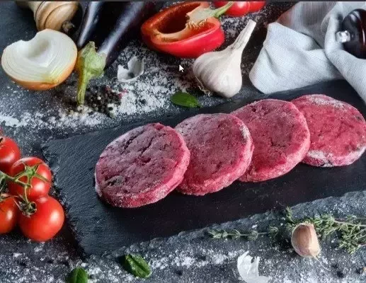 Биточки из индейки со свеклой и черносливом
