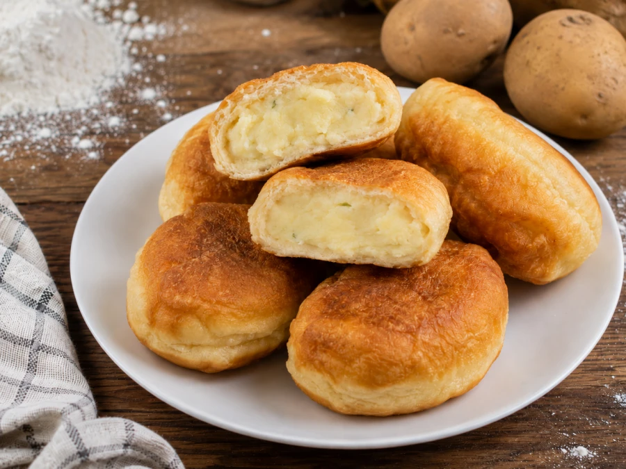 Пирожок с картошкой и зеленью