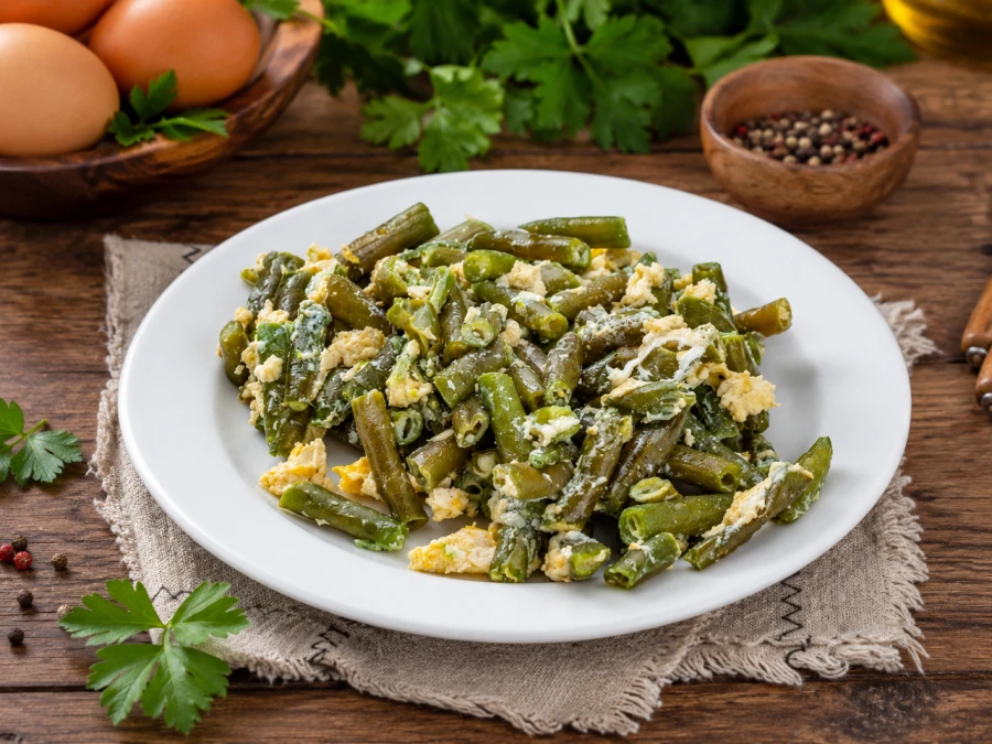Фасоль стручковая с яйцом