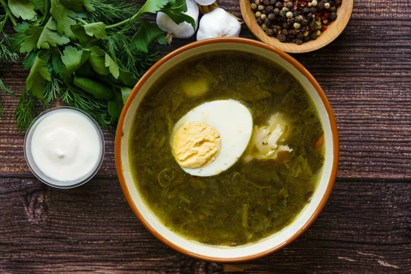 Щи зеленые с яйцом и сметаной