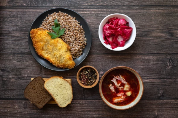 Комбо №2 (борщ с кур, греч+шниц.кур,сал.кап.по-груз,хлеб чер1,бел1)