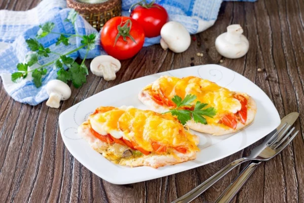 Филе куриное с помидором грибами и сыром