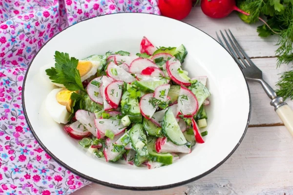 Салат "Весна" c яйцом и сметаной