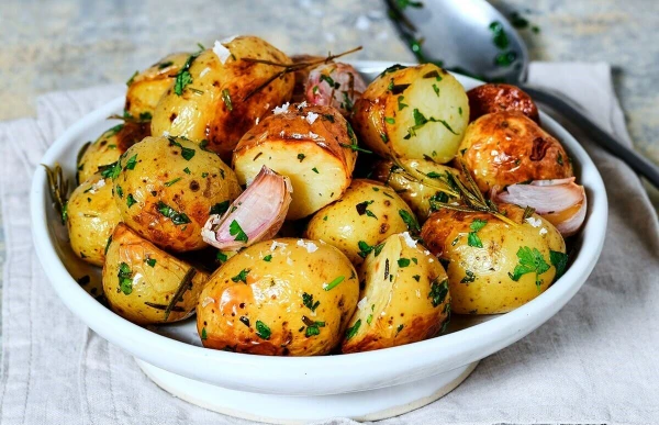 Картофель с чесноком и тимьяном