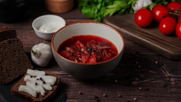 Борщ с говядиной, салом, сметаной и черным хлебом