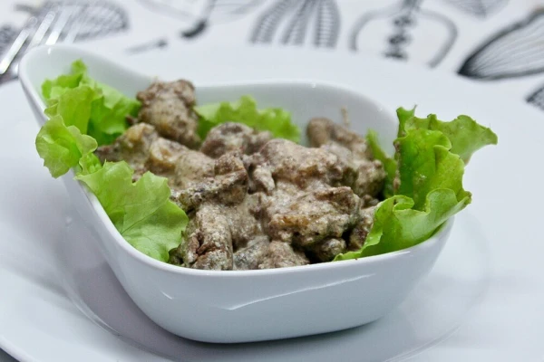 Печень куриная в сметанном соусе