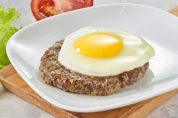 Бифштекс с яйцом 