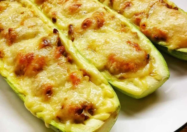 Кабачок запеченный с фаршем и сыром