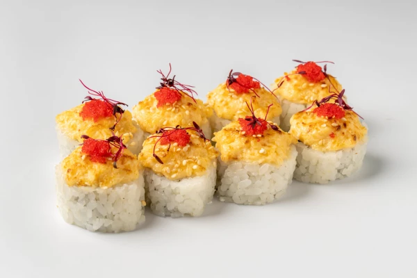 Запеченный ролл с креветкой и лососем 