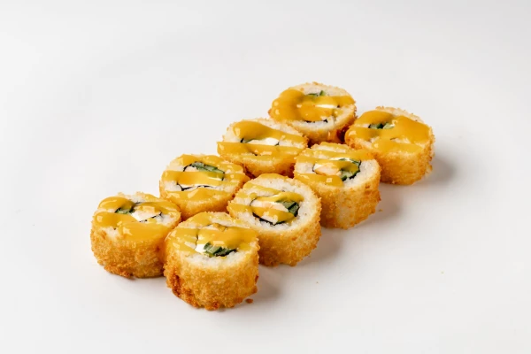 Теплый ролл с цыпленком с соусом манго