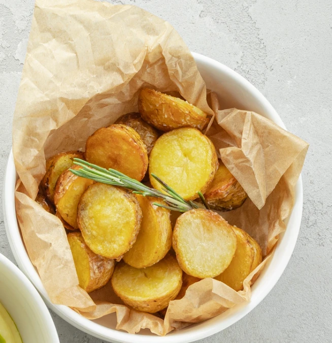 Печеный картофель с чесноком и розмарином
