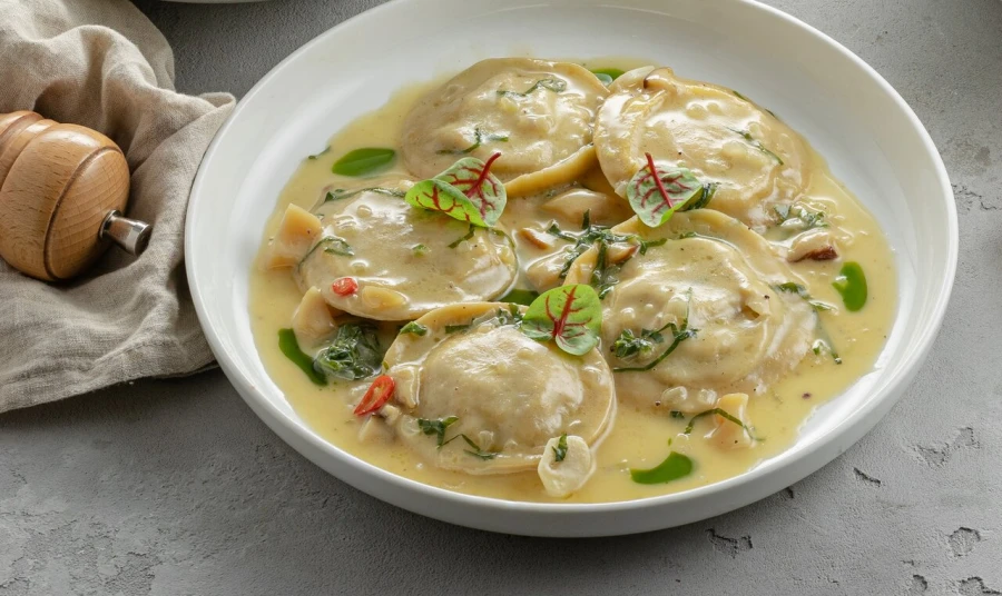 Равиолли с томленой уткой и белыми грибами