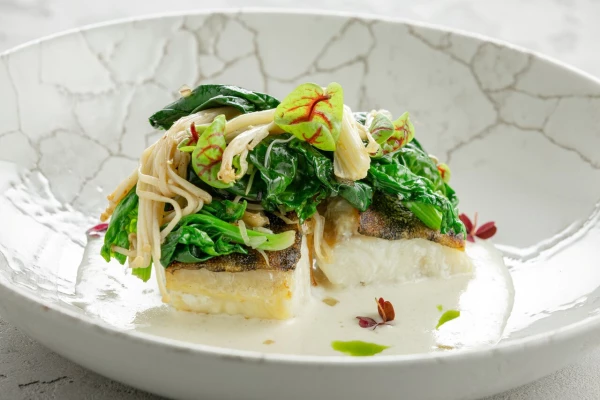 Зубатка с рыбным демиглясом и шпинатом и опятами