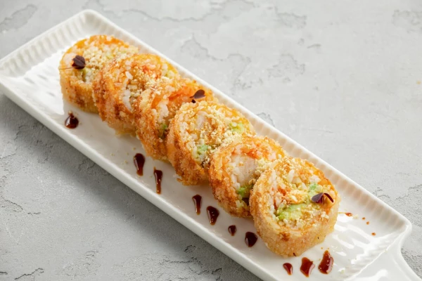 Ролл темпура с гребешком, авокадо и сливочным сыром