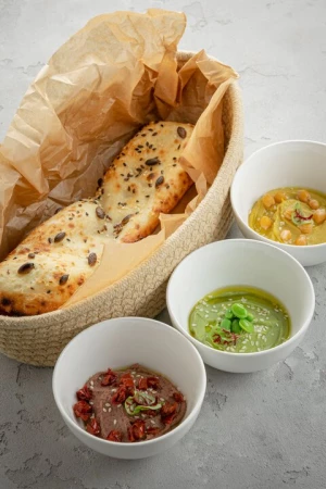 Ассорти из хумусов, с теплым хлебом из печи