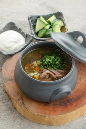 Рассольник с томленой говядиной, перловкой и домашней сметаной