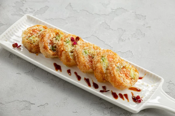 Ролл темпура с угрём, авокадо и сливочным сыром