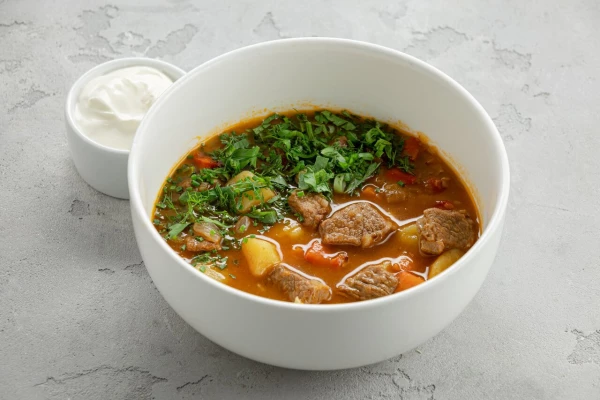 Суп гуляш из говядины со сметаной