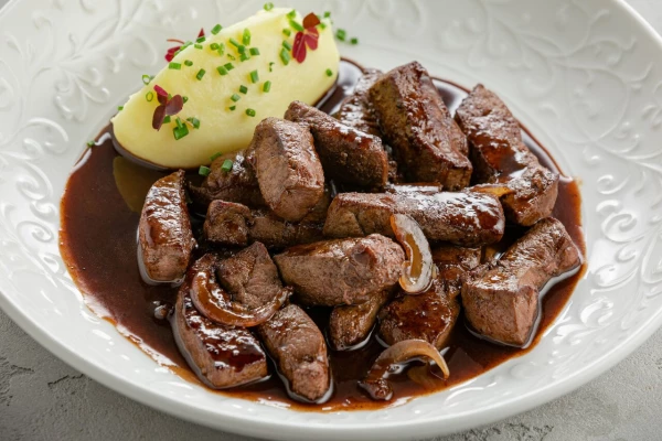 Печень в соусе порто с картофельным пюре