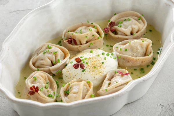 Пельмени из полбы с вырезкой молодого бычка с домашней сметаной