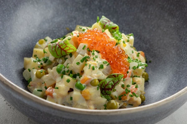 Оливье с раковыми шейками и красной икрой