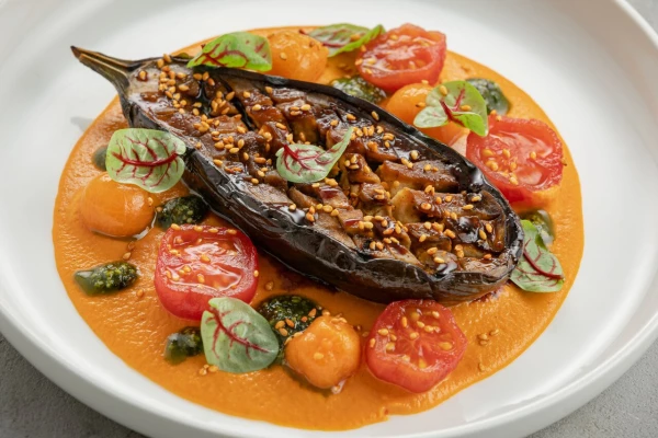 Баклажан гриль с соусом ромеско и маринованными томатами