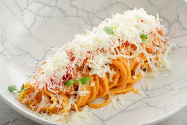 Спагетти с томатами конкассе, базиликом и сыром пармезан