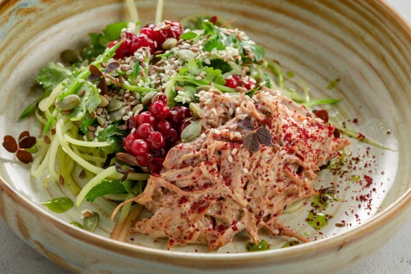 Салат с томленой уткой,хрустящими овощами и брусникой