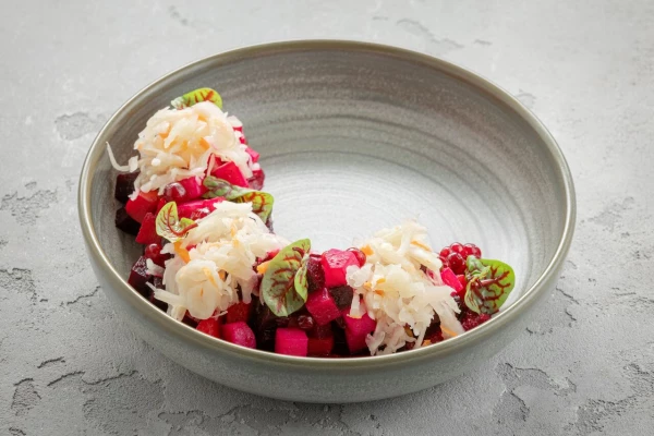 Винегрет с квашеной капустой, моченной брусникой и ароматным маслом