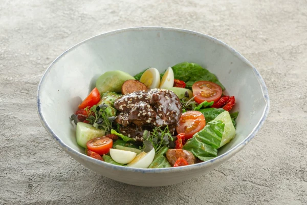 Салат с карамельной куриной печенью, печеным картофелем и вяленными томатами