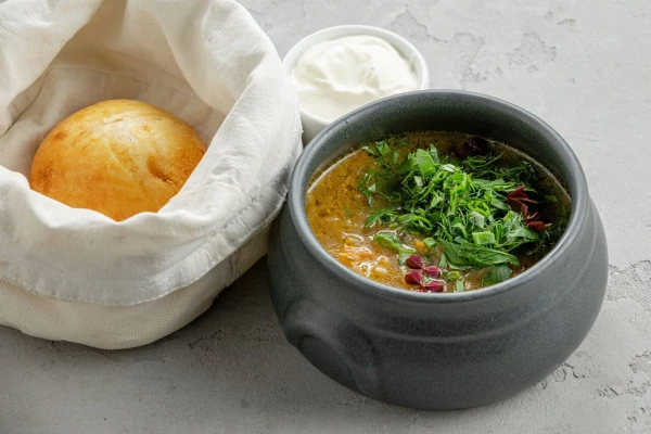 Щи из квашенной капусты на бычьих хвостах, с чесночными пампушками