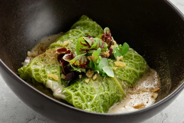 Голубцы из совойской капусты с кроликом и соусом из сморчков