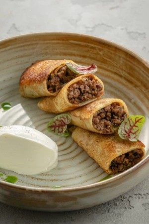 Блины с фермерской говядиной и домашней сметаной