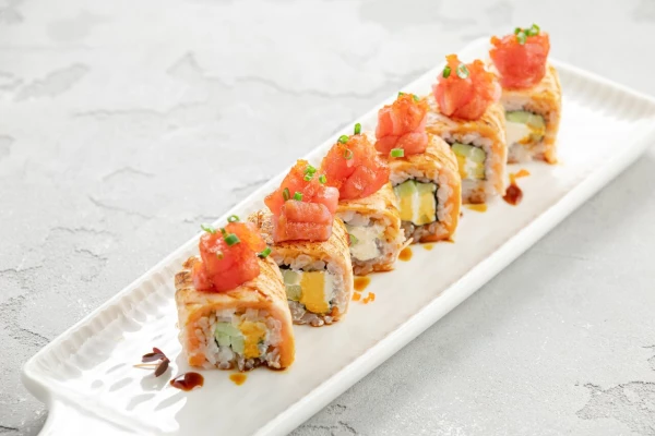 Ролл с опаленным лососем и маринованым тунцом в юдзу-васаби