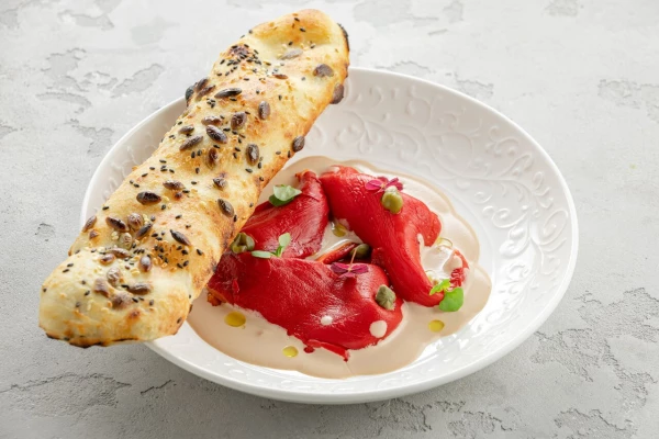 Запеченные на углях перцы рамиро с кремом тонатта и питой