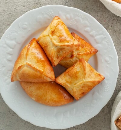 Домашний пирожок с яблоком и корицей