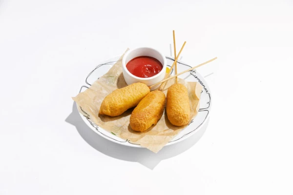 Корн-доги с кетчупом