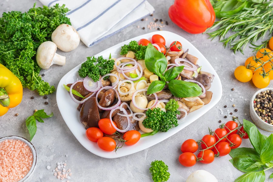 Грибное ассорти с фиолетовым маринованным луком и бородинскими гренками