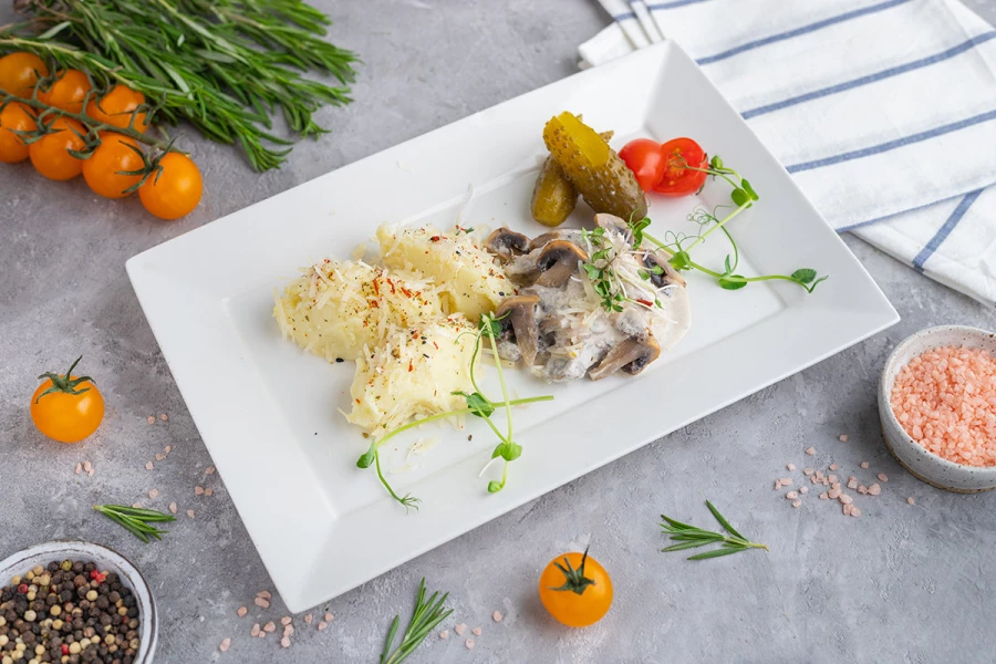 Бефстроганоф с белыми грибами и картофельным пюре с сыром Пармезан