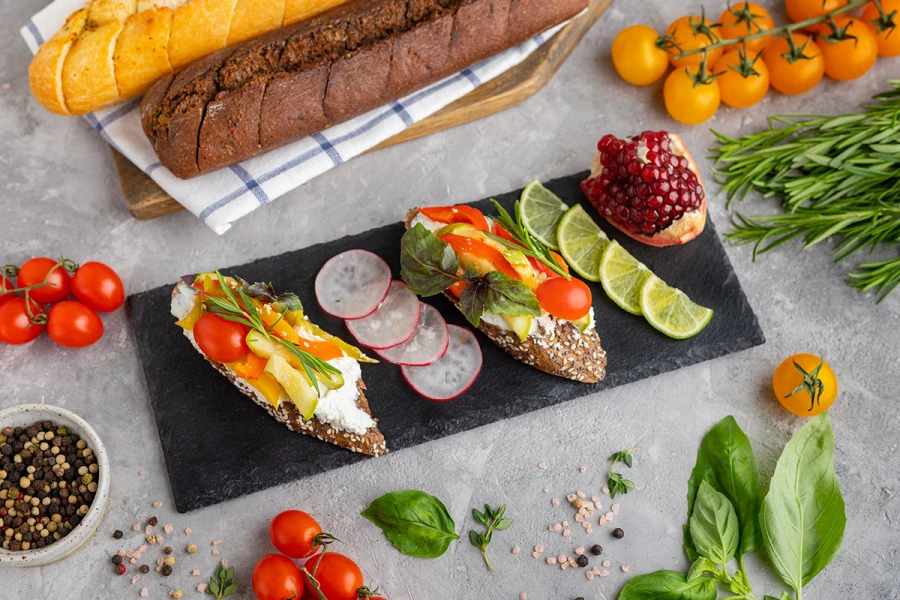 Брускетта с соусом Цезарь и тартаром из овощей-гриль