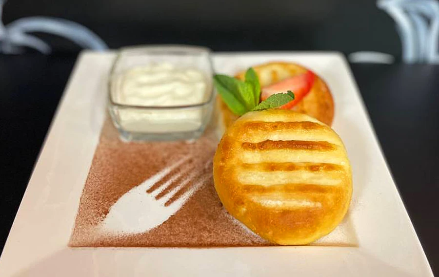 Сырники самодельные. Выбери соус.