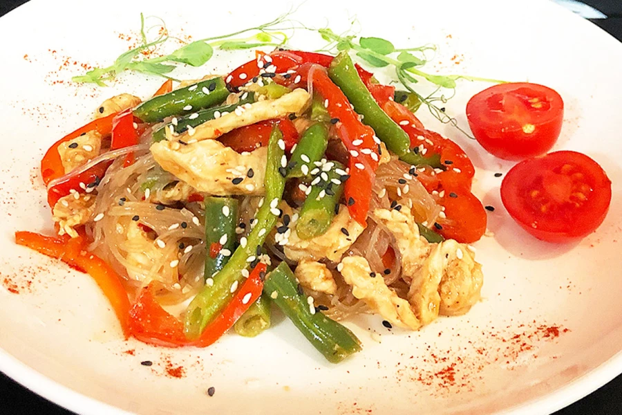 Филе грудки индейки со стеклянной лапшой и кунжутным соусом с кинзой 