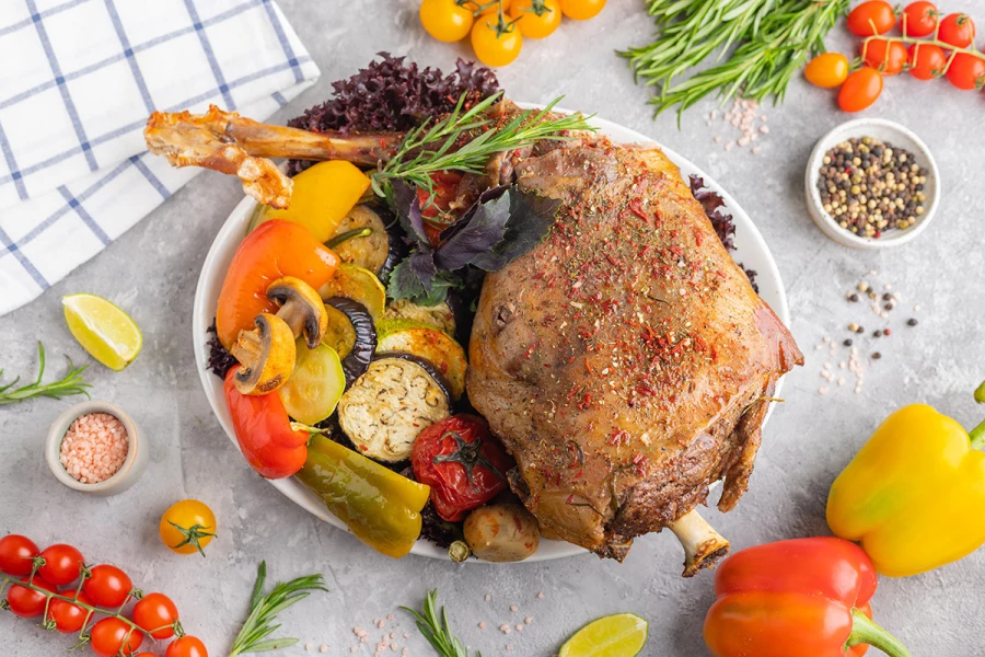Запеченная баранина с овощами-гриль, маринованным красным луком и гранатовым соусом.