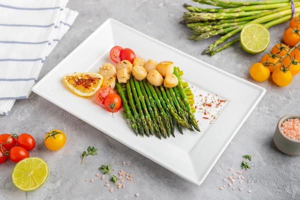 Морские гребешки со спаржей -гриль