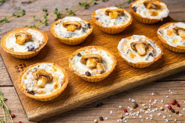Тарталетка с грибами, сливочным соусом и тертым сыром