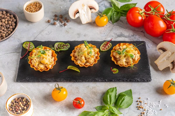 Тарталетка с жульеном с куриной грудкой