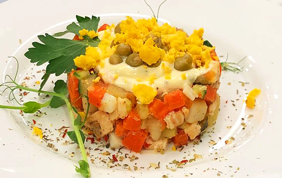 Столичный с подкопченной куриной грудкой